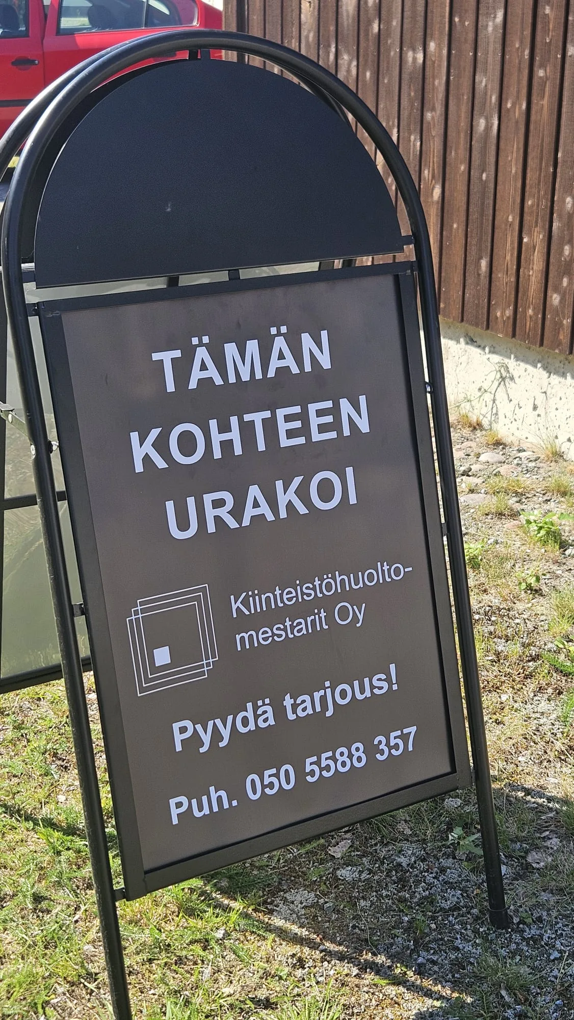 Tämän kohteen urakoi Kiinteistöhuoltomestarit Oy -kyltti